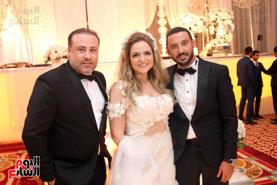 وائل مبارك والعروسان